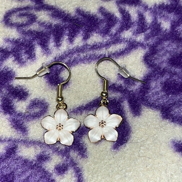 White and gold dangle flower earrings. - Picture 4 of 4